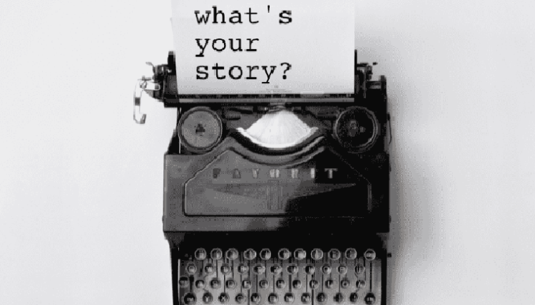 Oude typemachine met wit blad waarop 'what's your story' geschreven staat, 1 van de 3 essentiële bouwstenen in PowerPoint.