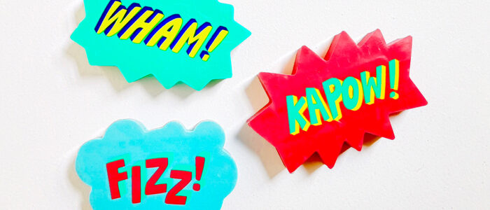 vormen in comic stijl met de woorden wham! fizz! en kapow! als aankondiging van de nieuwe blog op xiwa.be